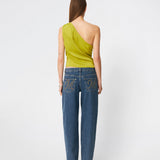 DanillaMD Top er en asymmetrisk satin-top med en tætsiddende silhuet og én skulder. Designet har bløde draperinger og bindebånd i siden, som skaber en feminin detalje og giver mulighed for at justere pasformen. Style den med skræddersyede bukser eller en lang nederdel til både hverdag og særlige anledninger. Modellen er 175 cm høj og bruger størrelse S/36.