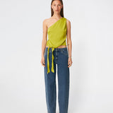 DanillaMD Top er en asymmetrisk satin-top med en tætsiddende silhuet og én skulder. Designet har bløde draperinger og bindebånd i siden, som skaber en feminin detalje og giver mulighed for at justere pasformen. Style den med skræddersyede bukser eller en lang nederdel til både hverdag og særlige anledninger. Modellen er 175 cm høj og bruger størrelse S/36.