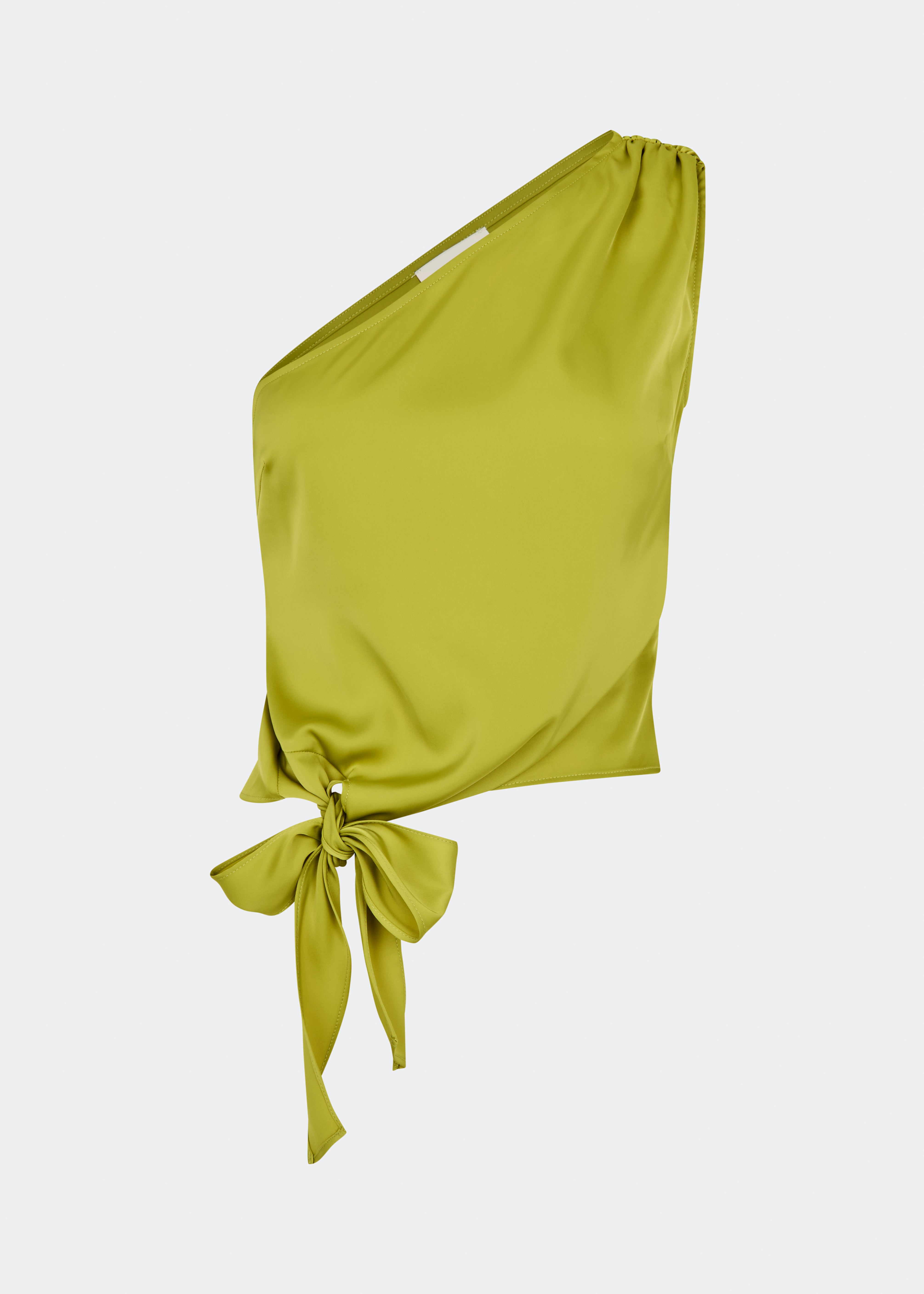 DanillaMD Top er en asymmetrisk satin-top med en tætsiddende silhuet og én skulder. Designet har bløde draperinger og bindebånd i siden, som skaber en feminin detalje og giver mulighed for at justere pasformen. Style den med skræddersyede bukser eller en lang nederdel til både hverdag og særlige anledninger. Modellen er 175 cm høj og bruger størrelse S/36.