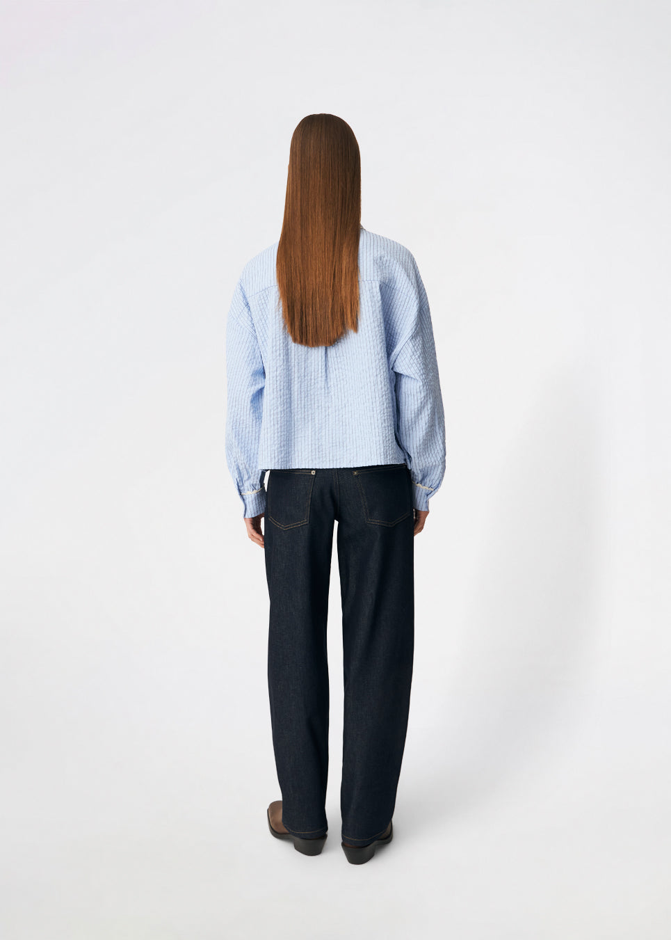 DanjaMD Shirt er en stribet skjorte med en afslappet pasform og lange ærmer. Designet har klassisk skjortekrave med dekorativ blondekant, knaplukning foran og to brystlommer. Blondekanter ved manchetterne tilfører en feminin kontrast til det klassiske stribede udtryk. Style den med jeans eller skræddersyede bukser til hverdagsbrug. Modellen er 175 cm høj og bruger størrelse S/36.