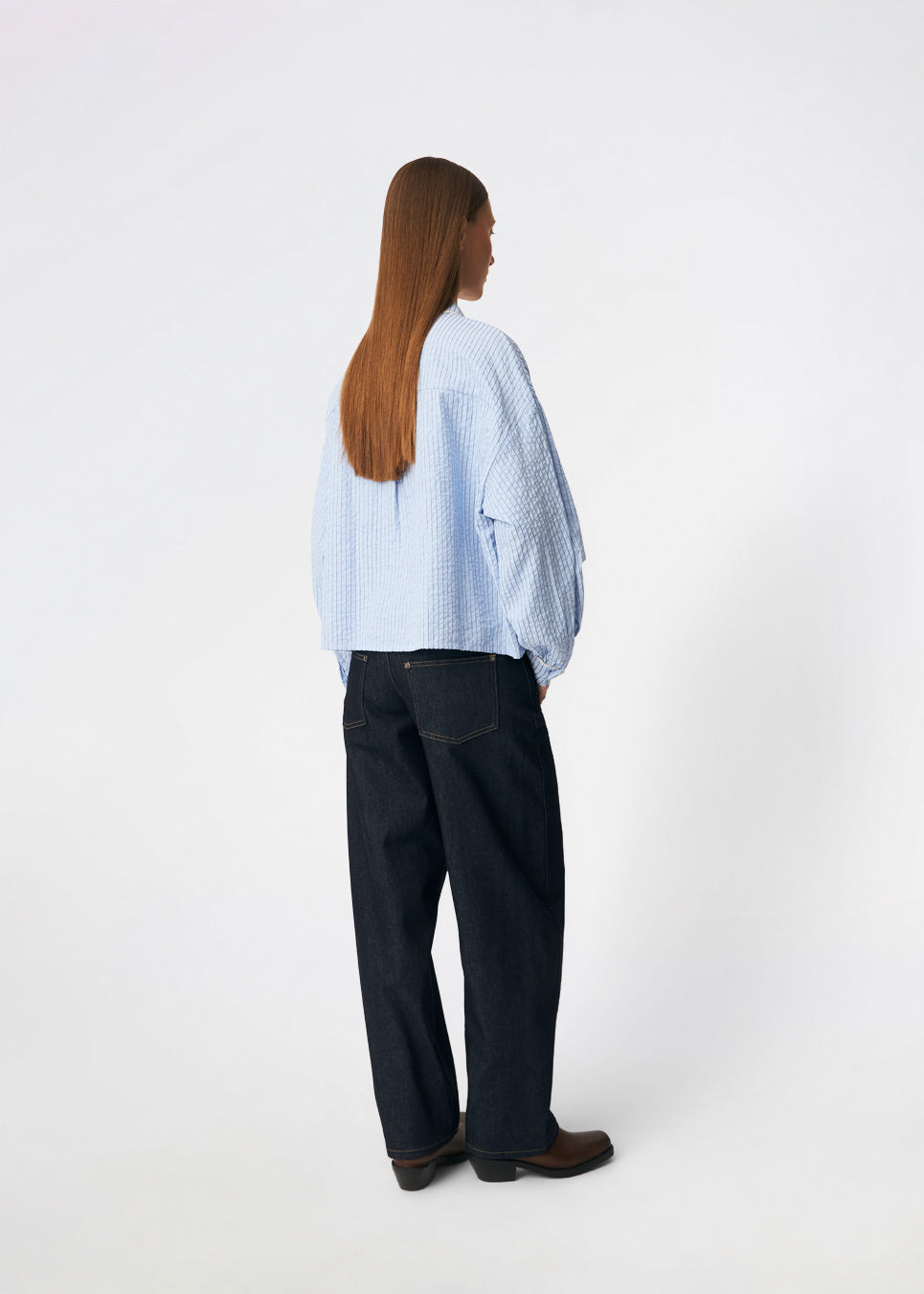 DanjaMD Shirt er en stribet skjorte med en afslappet pasform og lange ærmer. Designet har klassisk skjortekrave med dekorativ blondekant, knaplukning foran og to brystlommer. Blondekanter ved manchetterne tilfører en feminin kontrast til det klassiske stribede udtryk. Style den med jeans eller skræddersyede bukser til hverdagsbrug. Modellen er 175 cm høj og bruger størrelse S/36.
