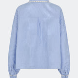 DanjaMD Shirt er en stribet skjorte med en afslappet pasform og lange ærmer. Designet har klassisk skjortekrave med dekorativ blondekant, knaplukning foran og to brystlommer. Blondekanter ved manchetterne tilfører en feminin kontrast til det klassiske stribede udtryk. Style den med jeans eller skræddersyede bukser til hverdagsbrug. Modellen er 175 cm høj og bruger størrelse S/36.