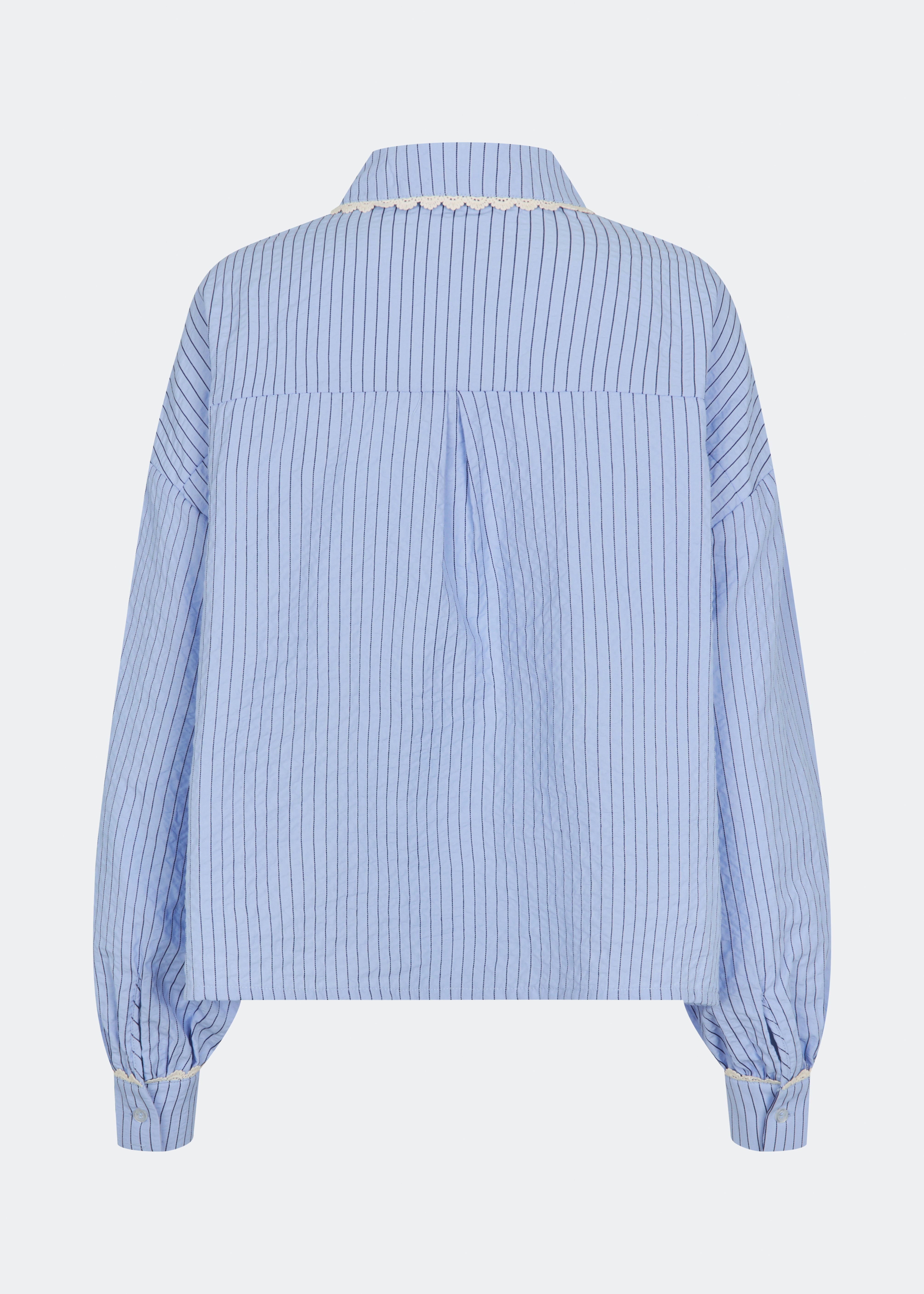 DanjaMD Shirt er en stribet skjorte med en afslappet pasform og lange ærmer. Designet har klassisk skjortekrave med dekorativ blondekant, knaplukning foran og to brystlommer. Blondekanter ved manchetterne tilfører en feminin kontrast til det klassiske stribede udtryk. Style den med jeans eller skræddersyede bukser til hverdagsbrug. Modellen er 175 cm høj og bruger størrelse S/36.