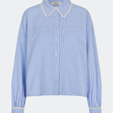 DanjaMD Shirt er en stribet skjorte med en afslappet pasform og lange ærmer. Designet har klassisk skjortekrave med dekorativ blondekant, knaplukning foran og to brystlommer. Blondekanter ved manchetterne tilfører en feminin kontrast til det klassiske stribede udtryk. Style den med jeans eller skræddersyede bukser til hverdagsbrug. Modellen er 175 cm høj og bruger størrelse S/36.