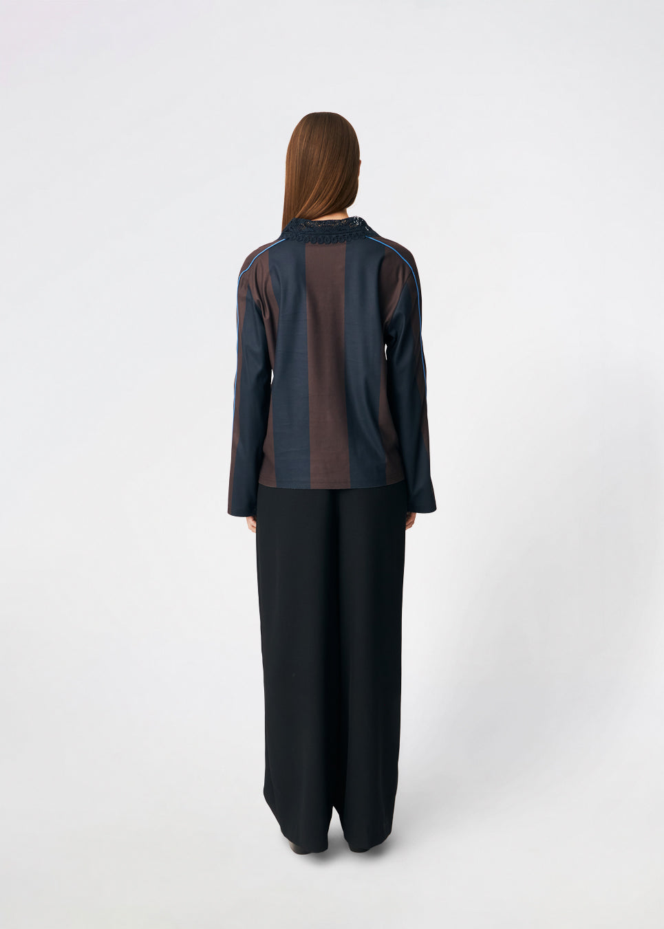 DannieMD Polo er en langærmet polo med en afslappet pasform og brede, vertikale striber. Designet har en dekorativ blondekrave, V-udskæring og kontrastfarvet piping langs ærmerne, som tilfører et sporty element. Style den med jeans eller løse bukser for et afslappet hverdagslook. Modellen er 175 cm høj og bruger størrelse S/36.