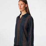 DannieMD Polo er en langærmet polo med en afslappet pasform og brede, vertikale striber. Designet har en dekorativ blondekrave, V-udskæring og kontrastfarvet piping langs ærmerne, som tilfører et sporty element. Style den med jeans eller løse bukser for et afslappet hverdagslook. Modellen er 175 cm høj og bruger størrelse S/36.
