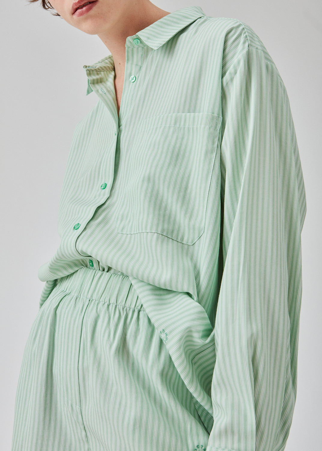 Stribede shorts i bomuldsblanding med afslappet pasform, brede ben og elastisk talje. DannyMD shorts har et lille broderet logo foran. Modellen er 177 cm og har en størrelse S/36 på.  Shop matchende skjorte: DannyMD shirt.