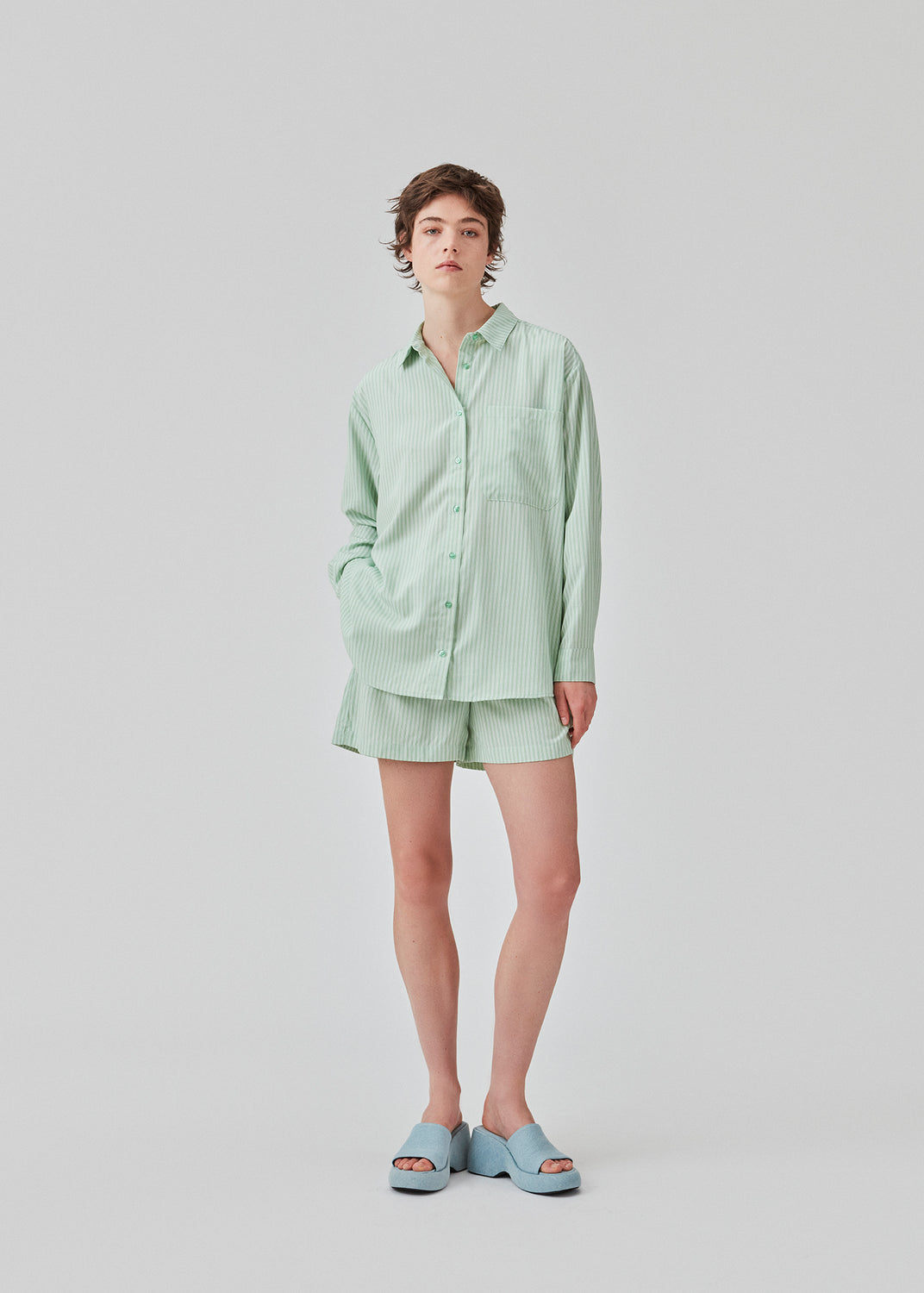 Stribede shorts i bomuldsblanding med afslappet pasform, brede ben og elastisk talje. DannyMD shorts har et lille broderet logo foran. Modellen er 177 cm og har en størrelse S/36 på.  Shop matchende skjorte: DannyMD shirt.