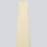 Hulstrikket kjole i beige i økologisk bomuld. DariaMD dress har et slim fit med langt skørt og stropper der bindes over skulderen. Modellen er 177 cm og har en størrelse S/36 på.