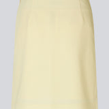 Simpel nederdel med kort længde. DarinMD skirt har en wrap-detalje med lav slids foran og skjult lynlås i siden. Med foer. Modellen er 177 cm og har en størrelse S/36 på.