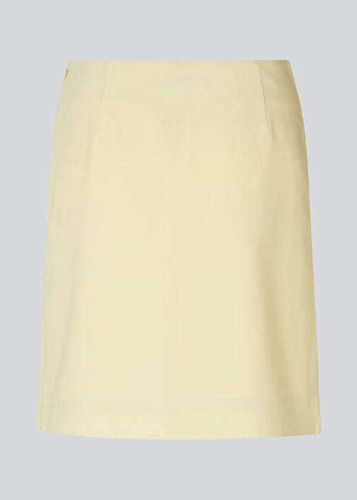 Simpel nederdel med kort længde. DarinMD skirt har en wrap-detalje med lav slids foran og skjult lynlås i siden. Med foer. Modellen er 177 cm og har en størrelse S/36 på.