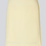 Simpel nederdel med kort længde. DarinMD skirt har en wrap-detalje med lav slids foran og skjult lynlås i siden. Med foer. Modellen er 177 cm og har en størrelse S/36 på.