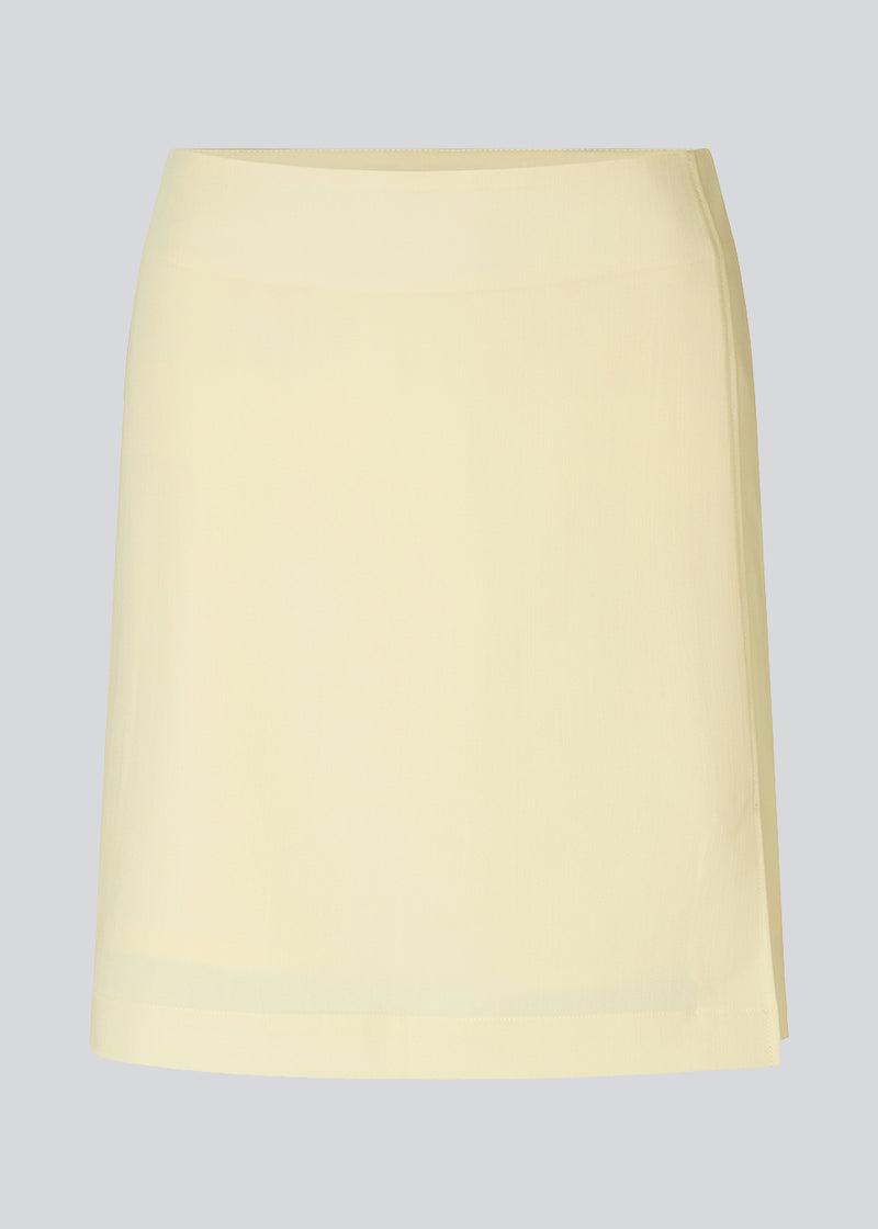 Simpel nederdel med kort længde. DarinMD skirt har en wrap-detalje med lav slids foran og skjult lynlås i siden. Med foer. Modellen er 177 cm og har en størrelse S/36 på.