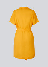 Afslappet skjortekjole i gul i hørkvalitet. DarrelMD dress har resortkrave, korte ærmer, knapper foran og bredt bindebælte i taljen. 