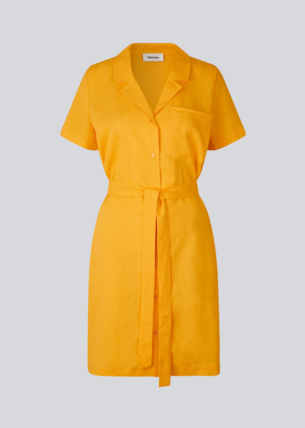 Afslappet skjortekjole i gul i hørkvalitet. DarrelMD dress har resortkrave, korte ærmer, knapper foran og bredt bindebælte i taljen. 