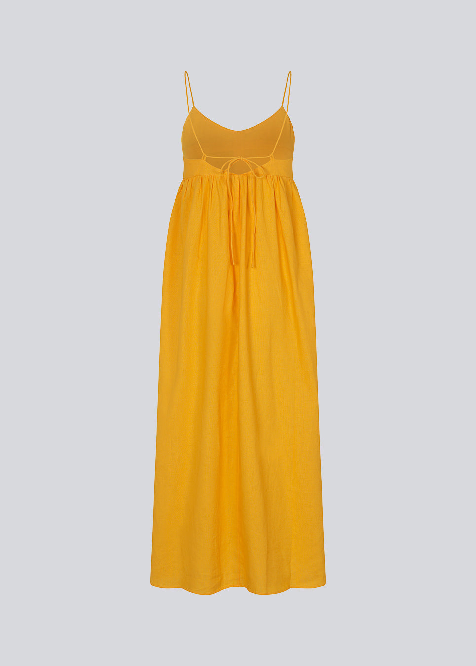 DarrelMD long dress i gul er designet i et hør mix med en tætsiddende top med v-udskæring, spaghettistropper med justerbart bindebånd bagpå og løst skørt. Med for. Modellen er 177 cm og har en størrelse S/36 på.