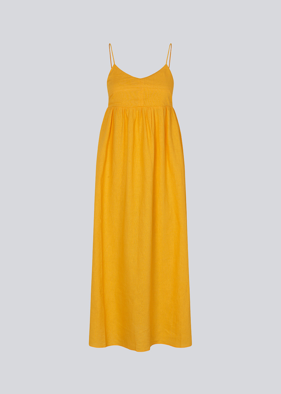 DarrelMD long dress i gul er designet i et hør mix med en tætsiddende top med v-udskæring, spaghettistropper med justerbart bindebånd bagpå og løst skørt. Med for. Modellen er 177 cm og har en størrelse S/36 på.