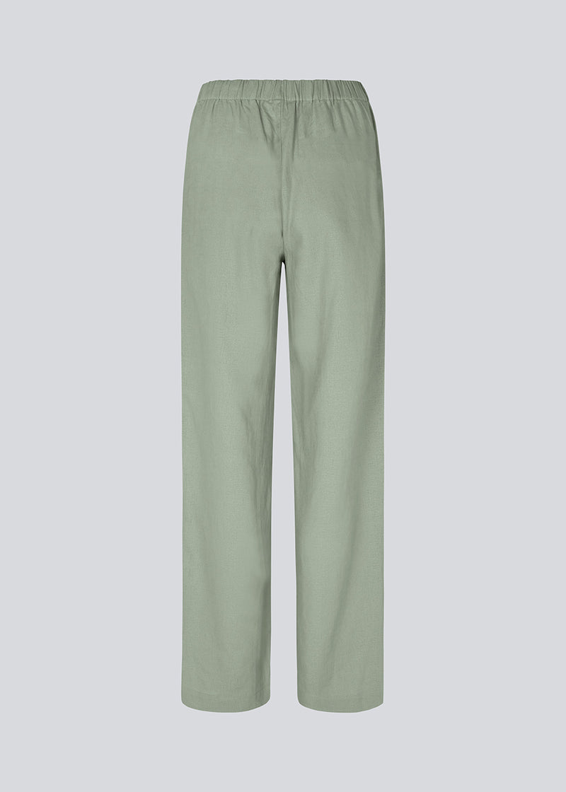 Oplev ultimativ komfort og stil med DarrelMD pants i en skøn blanding af 30% hør og 70% viskose. Disse bukser i lys grøn farve tilbyder en afslappet pasform og en elastisk talje, hvilket gør dem perfekte til både hverdagsbrug og afslappede anledninger.