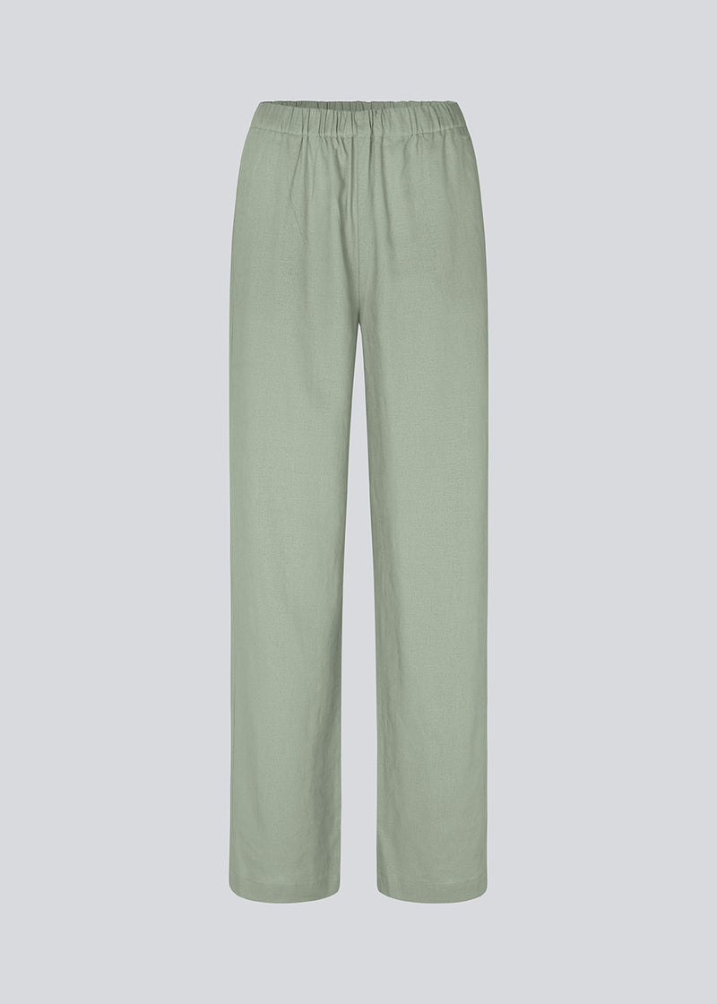 Oplev ultimativ komfort og stil med DarrelMD pants i en skøn blanding af 30% hør og 70% viskose. Disse bukser i lys grøn farve tilbyder en afslappet pasform og en elastisk talje, hvilket gør dem perfekte til både hverdagsbrug og afslappede anledninger.