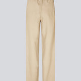 Oplev elegance og komfort med DarrelMD pants i en blanding af 30% hør og 70% viskose. Disse bukser i den smukke farve "Summer Sand" (lys beige) har en afslappet pasform og en elastisk talje, hvilket gør dem ideelle til både hverdagsbrug og afslappede anledninger.