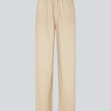 Oplev elegance og komfort med DarrelMD pants i en blanding af 30% hør og 70% viskose. Disse bukser i den smukke farve "Summer Sand" (lys beige) har en afslappet pasform og en elastisk talje, hvilket gør dem ideelle til både hverdagsbrug og afslappede anledninger.