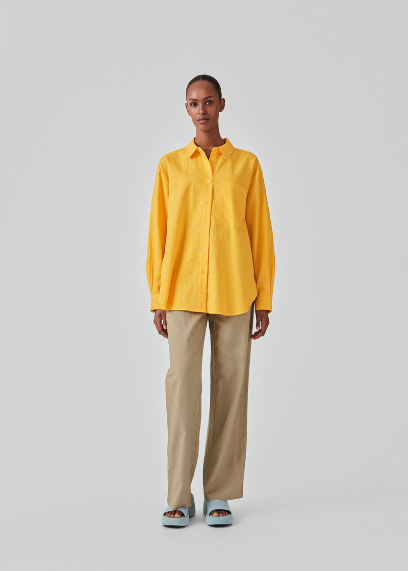 Klassisk skjorte i gul i hør mix med lange ærmer, skjortekrave, knaplukning og afrundede sideslidser, samt stor brystlomme. DarrelMD shirt har en afslappet pasform. Modellen er 177 cm og har en størrelse S/36 på.
