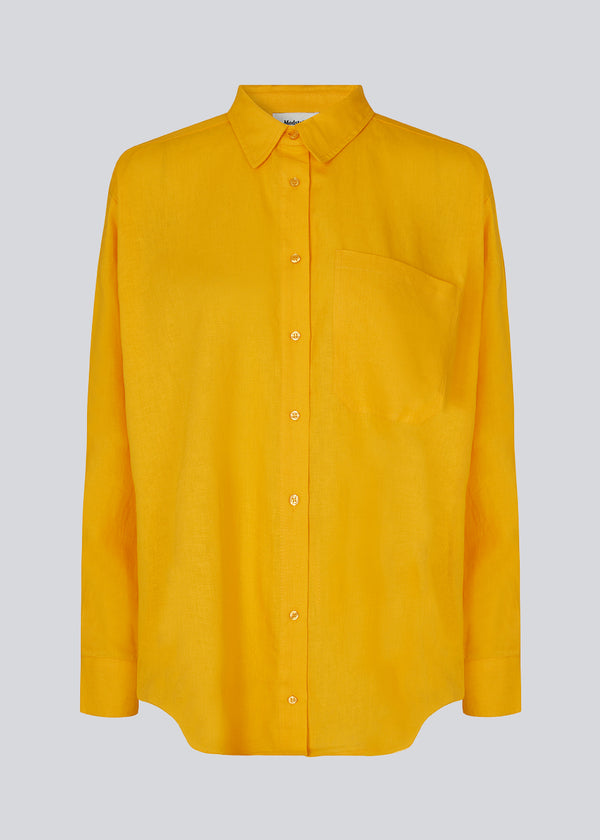 Klassisk skjorte i gul i hør mix med lange ærmer, skjortekrave, knaplukning og afrundede sideslidser, samt stor brystlomme. DarrelMD shirt har en afslappet pasform. Modellen er 177 cm og har en størrelse S/36 på.