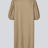 Minikjole i lys brun med en løs pasform og pufærmer med elastik i bunden. DarrelMD short dress har en åbning i halsen som lukkes med en knap.