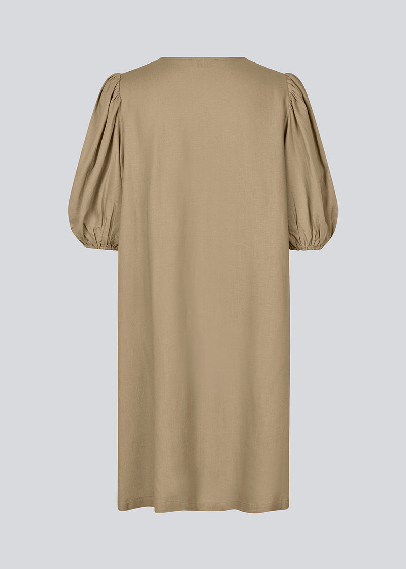 Minikjole i lys brun med en løs pasform og pufærmer med elastik i bunden. DarrelMD short dress har en åbning i halsen som lukkes med en knap.