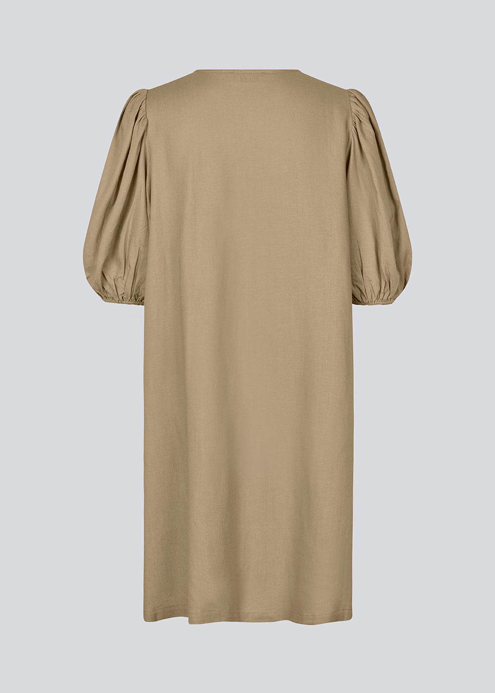 Minikjole i lys brun med en løs pasform og pufærmer med elastik i bunden. DarrelMD short dress har en åbning i halsen som lukkes med en knap.