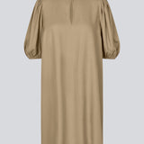 Minikjole i lys brun med en løs pasform og pufærmer med elastik i bunden. DarrelMD short dress har en åbning i halsen som lukkes med en knap.