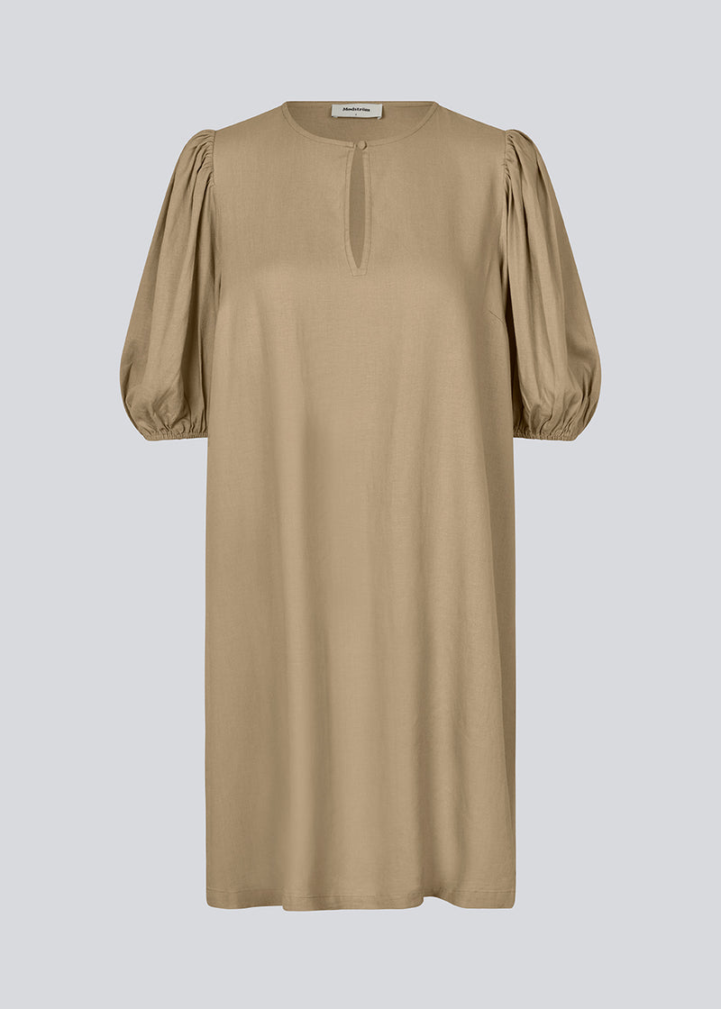 Minikjole i lys brun med en løs pasform og pufærmer med elastik i bunden. DarrelMD short dress har en åbning i halsen som lukkes med en knap.