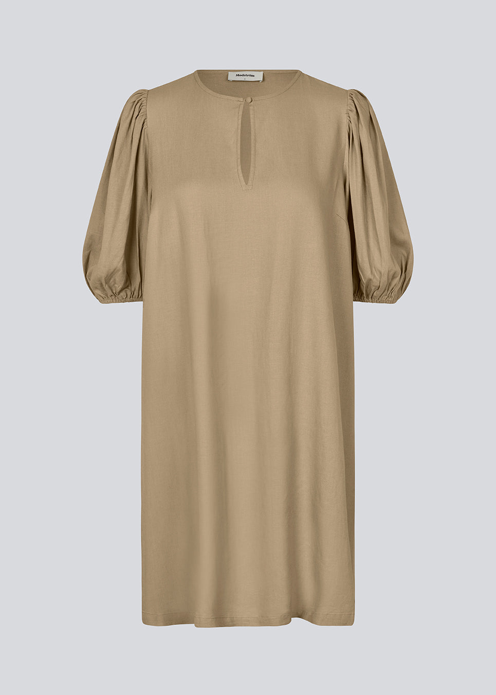 Minikjole i lys brun med en løs pasform og pufærmer med elastik i bunden. DarrelMD short dress har en åbning i halsen som lukkes med en knap.