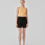 Shorts i sort med afslappet fit, brede ben og beklædt elastiktalje. DarrelMD shorts er fremstillet i et hørmateriale. Modellen er 177 cm og har en størrelse S/36 på.