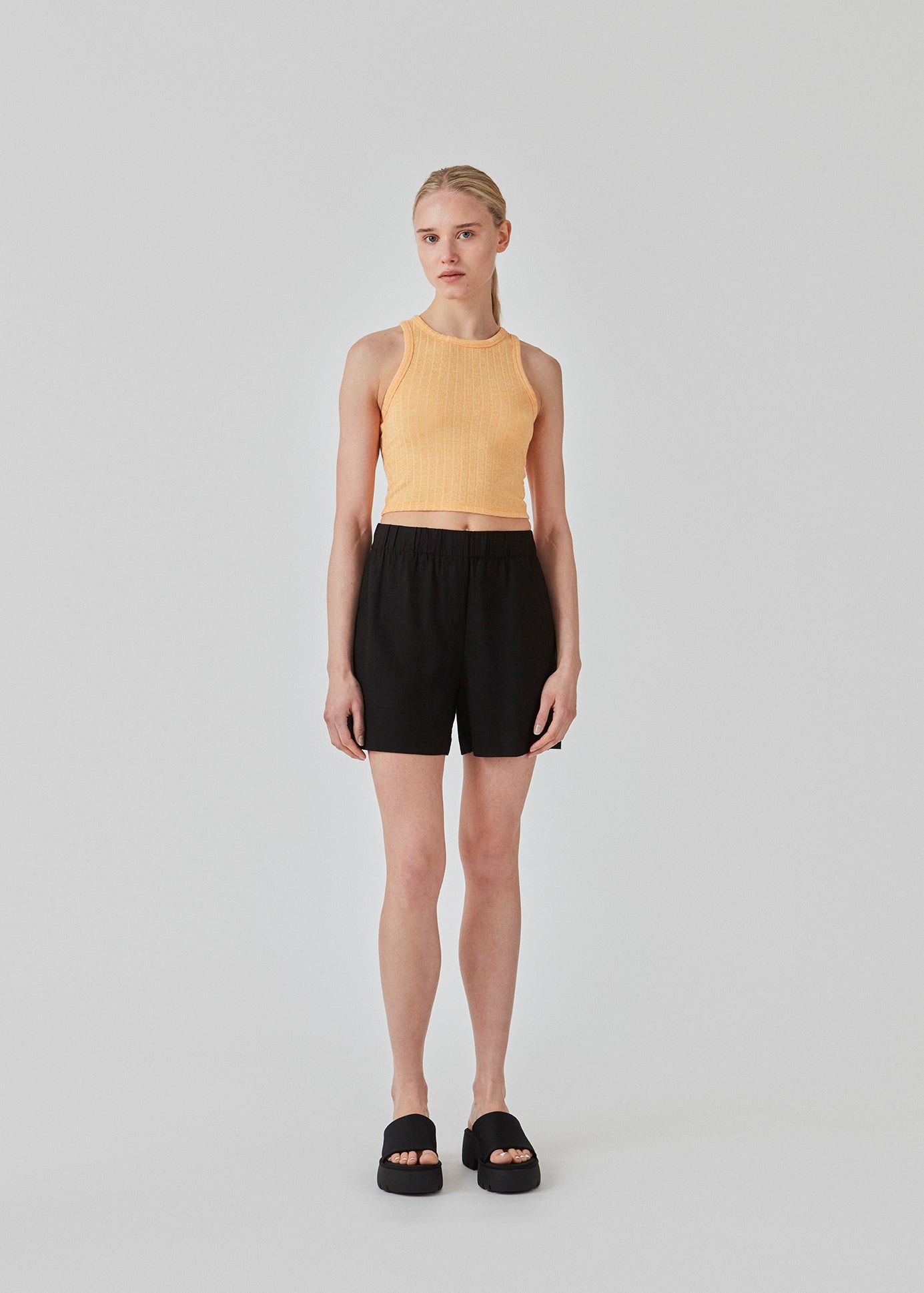 Shorts i sort med afslappet fit, brede ben og beklædt elastiktalje. DarrelMD shorts er fremstillet i et hørmateriale. Modellen er 177 cm og har en størrelse S/36 på.