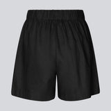 Shorts i sort med afslappet fit, brede ben og beklædt elastiktalje. DarrelMD shorts er fremstillet i et hørmateriale. Modellen er 177 cm og har en størrelse S/36 på.