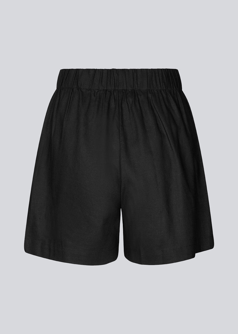 Shorts i sort med afslappet fit, brede ben og beklædt elastiktalje. DarrelMD shorts er fremstillet i et hørmateriale. Modellen er 177 cm og har en størrelse S/36 på.