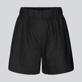 Shorts i sort med afslappet fit, brede ben og beklædt elastiktalje. DarrelMD shorts er fremstillet i et hørmateriale. Modellen er 177 cm og har en størrelse S/36 på.