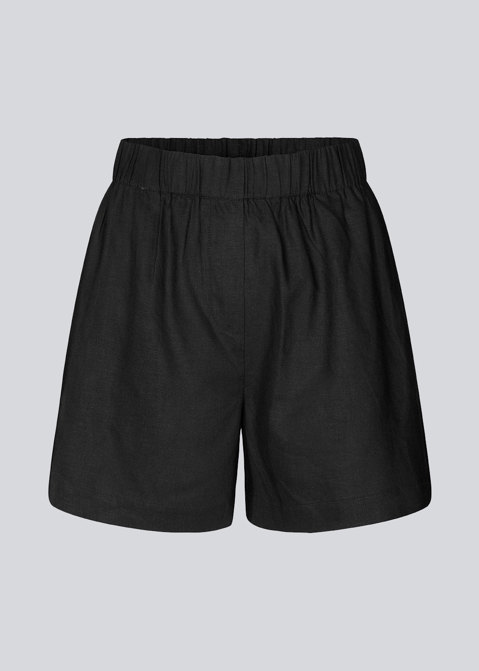 Shorts i sort med afslappet fit, brede ben og beklædt elastiktalje. DarrelMD shorts er fremstillet i et hørmateriale. Modellen er 177 cm og har en størrelse S/36 på.