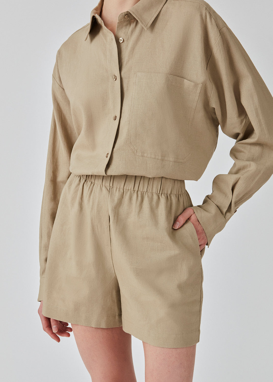 Shorts i farven Dune med afslappet fit, brede ben og beklædt elastiktalje. DarrelMD shorts er fremstillet i et hørmateriale. Modellen er 177 cm og har en størrelse S/36 på.