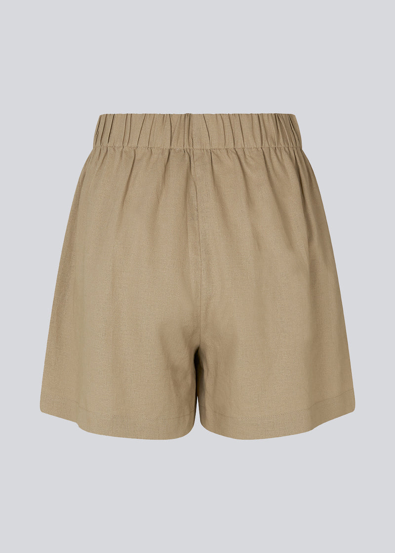 Shorts i farven Dune med afslappet fit, brede ben og beklædt elastiktalje. DarrelMD shorts er fremstillet i et hørmateriale. Modellen er 177 cm og har en størrelse S/36 på.