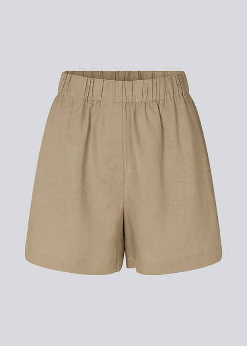 Shorts i farven Dune med afslappet fit, brede ben og beklædt elastiktalje. DarrelMD shorts er fremstillet i et hørmateriale. Modellen er 177 cm og har en størrelse S/36 på.