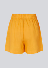 Gule shorts med afslappet fit, brede ben og beklædt elastiktalje. DarrelMD shorts er fremstillet i et hørmateriale. 