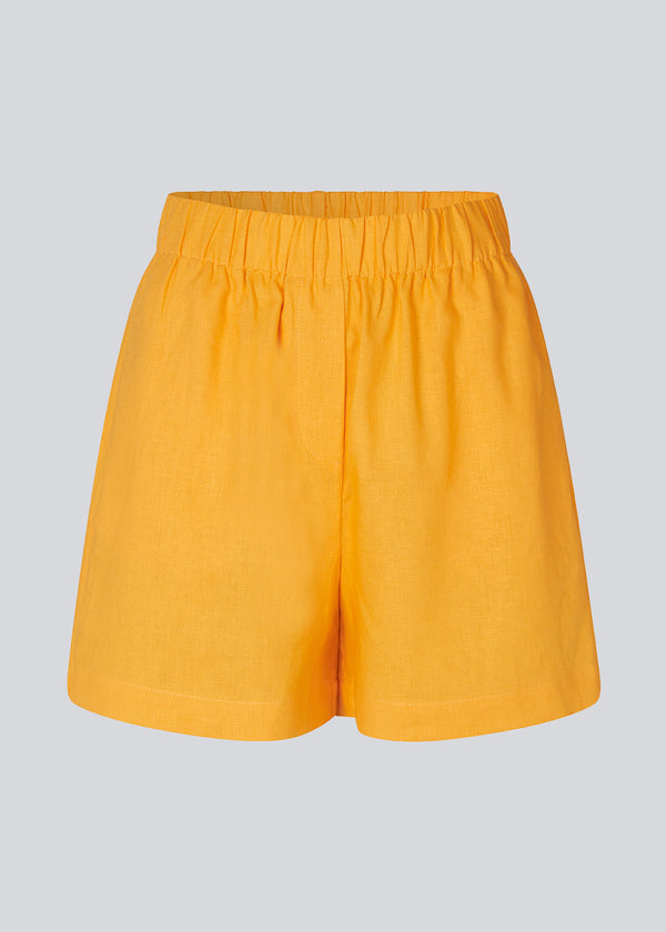 Gule shorts med afslappet fit, brede ben og beklædt elastiktalje. DarrelMD shorts er fremstillet i et hørmateriale. 