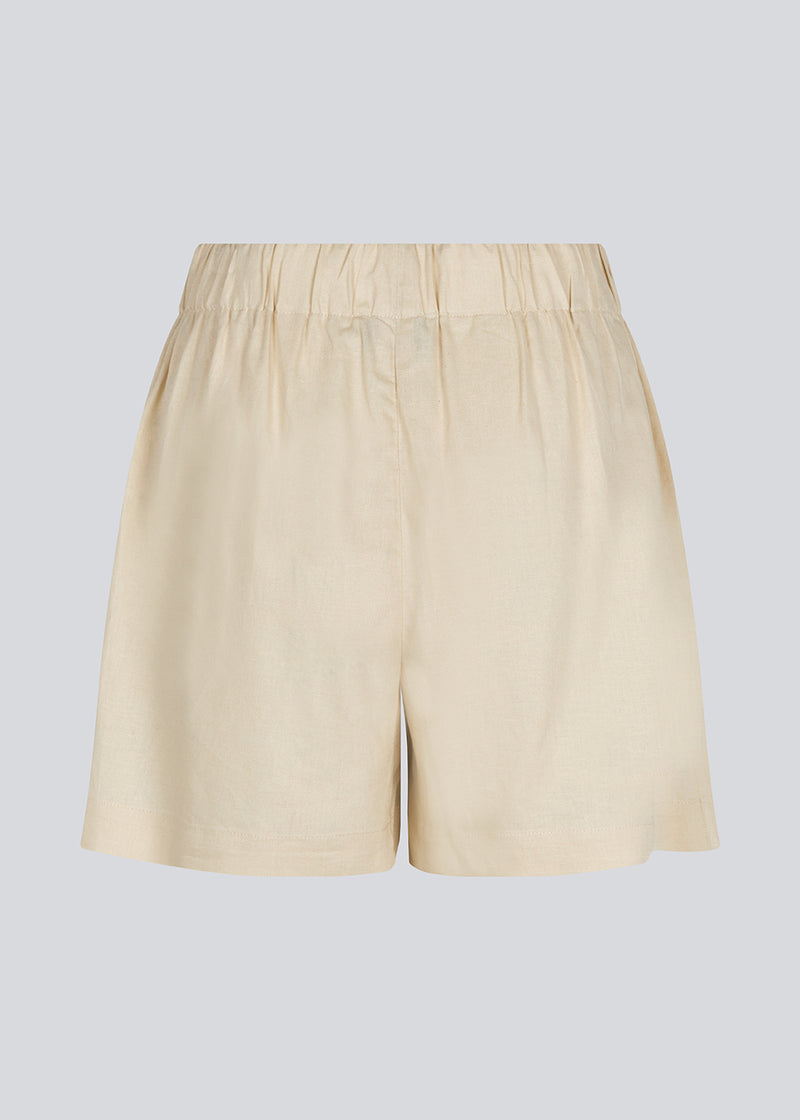 Shorts i summer sand med afslappet fit, brede ben og beklædt elastiktalje. DarrelMD shorts er fremstillet i et hørmateriale.&nbsp;