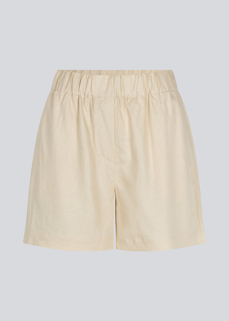 Shorts i summer sand med afslappet fit, brede ben og beklædt elastiktalje. DarrelMD shorts er fremstillet i et hørmateriale.&nbsp;