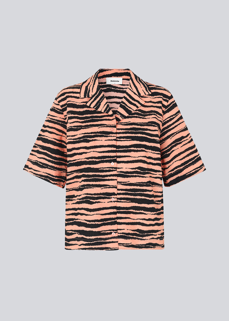 Oversize skjorte i bomuld med resortkrave. DasiaMD print shirt lukkes foran med knapper og har brede ærmer i albuelængde. Modellen er 177 cm og har en størrelse S/36 på.