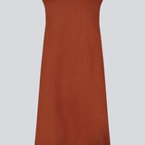 Kort mørkerød kjole i hørkvalitet med A-facon. DaynaMD dress er uden ærmer, med dyb v-udskæring med cut out-detalje og bindebånd. Modellen er 177 cm og har en størrelse S/36 på.