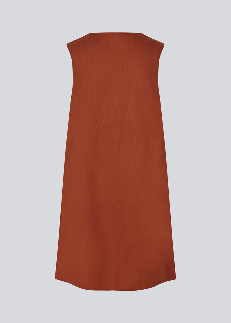 Kort mørkerød kjole i hørkvalitet med A-facon. DaynaMD dress er uden ærmer, med dyb v-udskæring med cut out-detalje og bindebånd. Modellen er 177 cm og har en størrelse S/36 på.