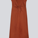 Kort mørkerød kjole i hørkvalitet med A-facon. DaynaMD dress er uden ærmer, med dyb v-udskæring med cut out-detalje og bindebånd. Modellen er 177 cm og har en størrelse S/36 på.